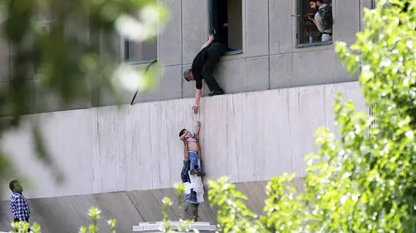 پسر بچه ای که در صحنه حمله تروریست ها به مجلس بود کیست؟+ عکس