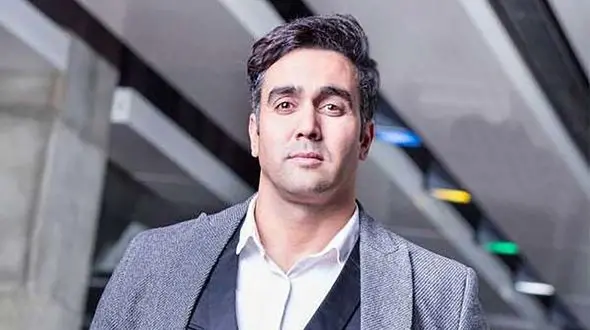 ویدیوی دیده نشده‌ی تولد پرشور و هیجان پوریا پورسرخ و دورهمی با دوستان هنرمندش در کافه رستوران آقای بازیگر در یک شب به یادماندنی و خاص