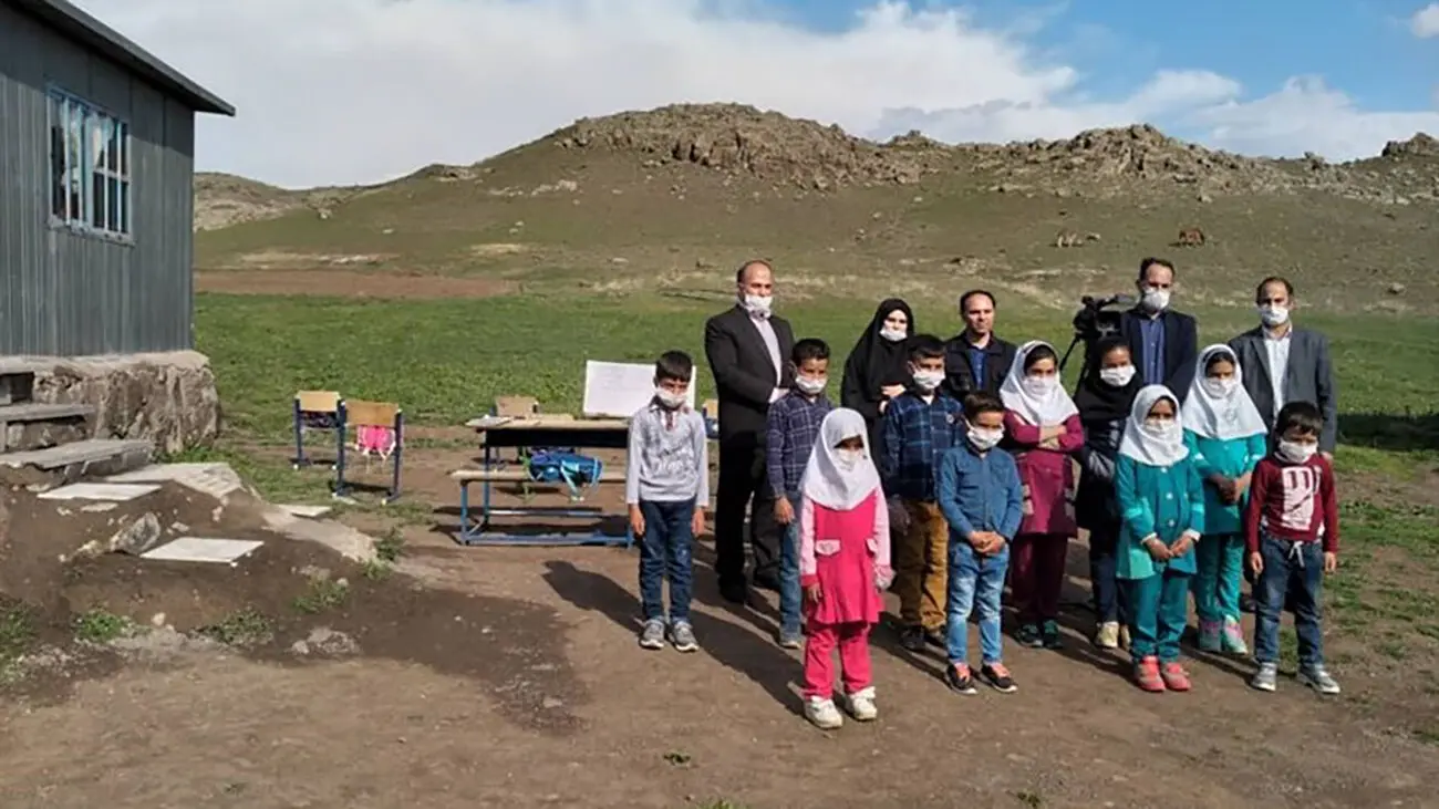 معلم فداکار در روزهای کرونایی هم به دانش‌آموزان روستای مرزی مشگین‌شهر‌ درس داد + فیلم