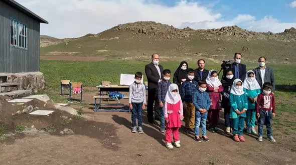 معلم فداکار در روزهای کرونایی هم به دانش‌آموزان روستای مرزی مشگین‌شهر‌ درس داد + فیلم
