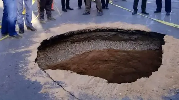 فرونشست قنات متروکه در یزد / خسارت جانی نداشت