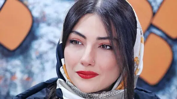 عکس ها / نگاهی به چیدمان خاص خانه محیا دهقانی با سلیقه زیبای خانم بازیگر  / از فرش درختی تا آینه کنسول سلطنتی