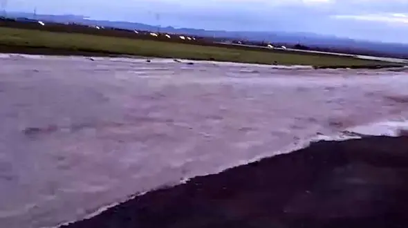 فیلم وحشت آور از جاری شدن سیل در  جاده تربت جام  