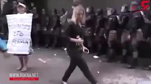 حمله وحشیانه به زن خبرنگار هنگام پخش زنده تلویزیونی! + فیلم