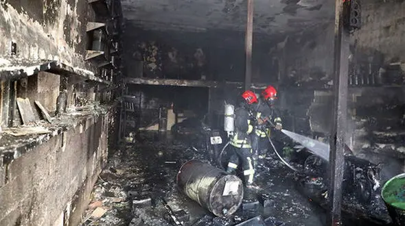 ببینید / آتش سوزی وحشتناک مغازه تعویض روغنی در سقز