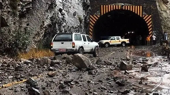 ریزش سنگ در محور کندوان