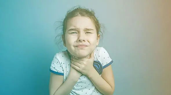 ببینید / لحظه هولناک پریدن درپوش آب معدنی داخل گلوی دختر داخل یک مغازه! + فیلم