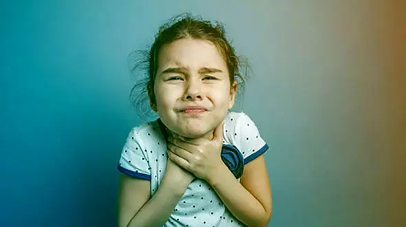 ببینید / لحظه هولناک پریدن درپوش آب معدنی داخل گلوی دختر داخل یک مغازه! + فیلم