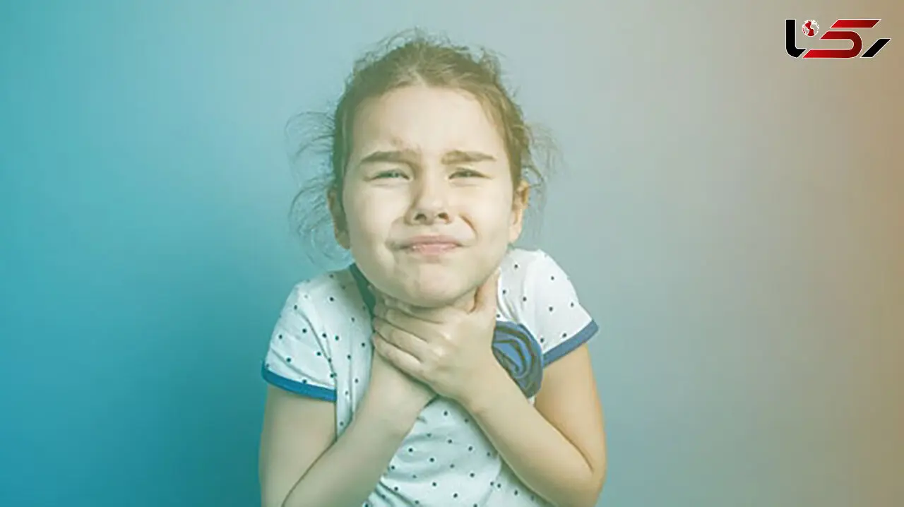 ببینید / لحظه هولناک پریدن درپوش آب معدنی داخل گلوی دختر داخل یک مغازه! + فیلم
