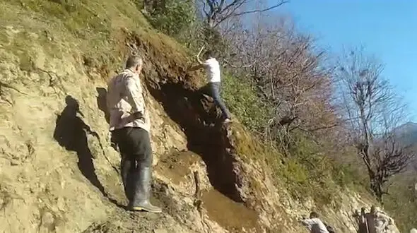 مسئولان پل نساختند، اهالی روستای لیالکُل گیلان خودشان دست به کار شدند + فیلم