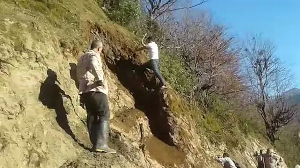 مسئولان پل نساختند، اهالی روستای لیالکُل گیلان خودشان دست به کار شدند + فیلم