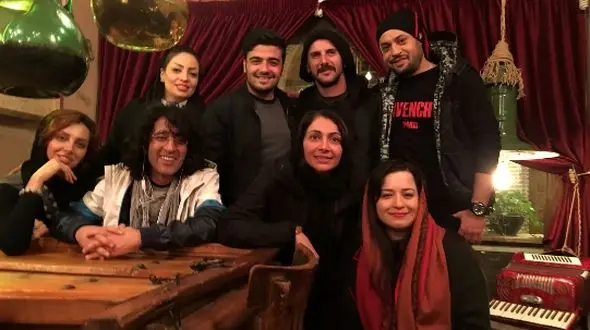 دورهمی بازیگران ایرانی در رستوران سنتی زیبا / سهند جاهدی  در کنار مهراوه شریفی نیا، نیلوفر خوش خلق، امین حیایی و...