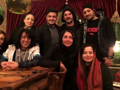 دورهمی بازیگران ایرانی در رستوران سنتی زیبا / سهند جاهدی  در کنار مهراوه شریفی نیا، نیلوفر خوش خلق، امین حیایی و...