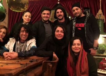 دورهمی بازیگران ایرانی در رستوران سنتی زیبا / سهند جاهدی  در کنار مهراوه شریفی نیا، نیلوفر خوش خلق، امین حیایی و...