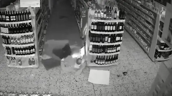 دزد خونسرد از سقف فروشگاه وارد شد و ..! + فیلم