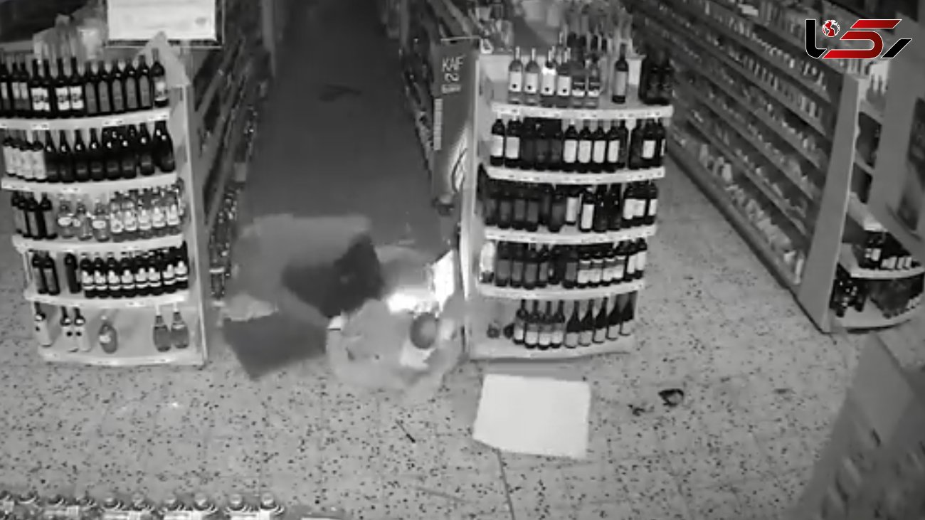 دزد خونسرد از سقف فروشگاه وارد شد و ..! + فیلم