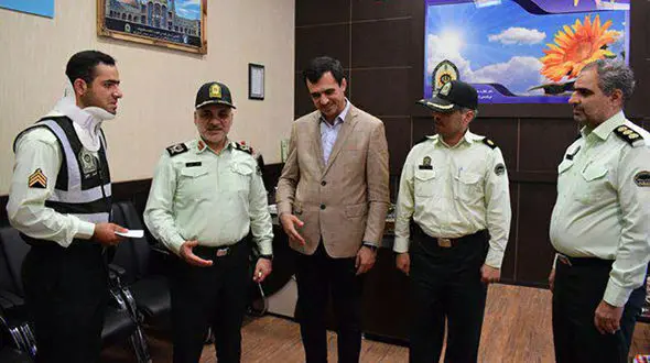 پلیس وظیفه شناس کودک شامپو خورده را نجات داد+عکس