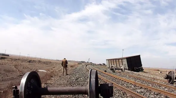 خروج قطار از ریل، راه آهن سراسری جنوب کشور را مسدود کرد 