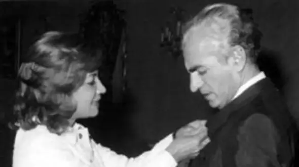 عکس / سفر به ایام قدیم  / بوسه زدن محمدرضا پهلوی بر دستان اشرف به جای فرح ! / سال 1335 