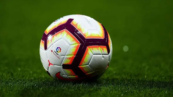 حمله قلبی یک فوتبالیست وسط زمین مسابقه / در ورزشگاه انقلاب کرج رخ داد