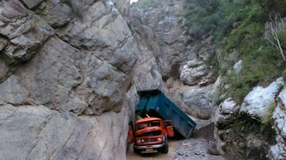 سقوط وحشتناک کامیون به دره در الاشت سوادکوه + عکس حادثه و 2 قربانی