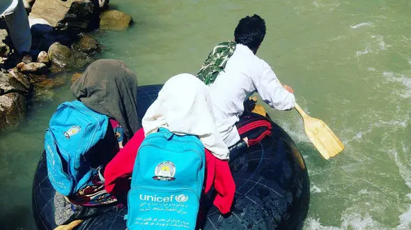 عکسی از یونیسف / سرویس مدرسه ای که یک پدر فقیر برای دخترانش دست و پا کرد