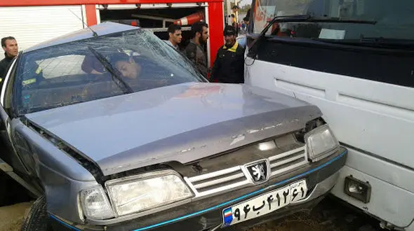 تصادف پژو 405 با اتوبوس در محور بانه- سقز / راننده پژو کشته شد 