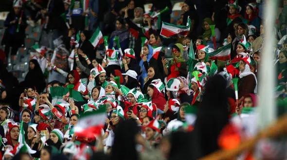 مردان شعارهایشان را کنترل کنند تا زنان اجازه ورود به استادیوم ها را بیابند/ موافق تبعیض جنسیتی نیستیم + صوت