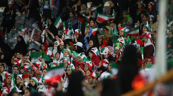 مردان شعارهایشان را کنترل کنند تا زنان اجازه ورود به استادیوم ها را بیابند/ موافق تبعیض جنسیتی نیستیم + صوت