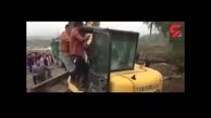 فیلم لحظه حمله به زن جوان با بیل مکانیکی + تصاویر