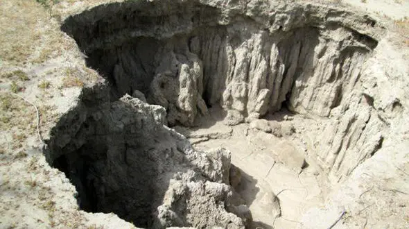 زمین در سمنان دهن باز کرد + عکس