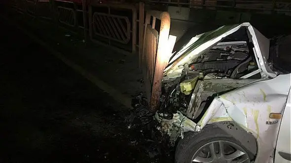 برخورد خودرو سواری با گاردریل وسط خیابان انقلاب + عکس