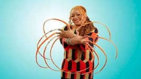 عکس های چندش آور از قطع بلندترین ناخن های جهان یک زن