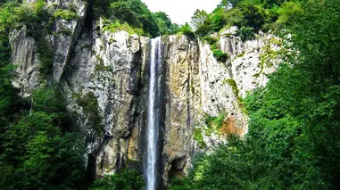 لاتون نگین یخ‌زده‌ی جنگل‌های گیلان + فیلم