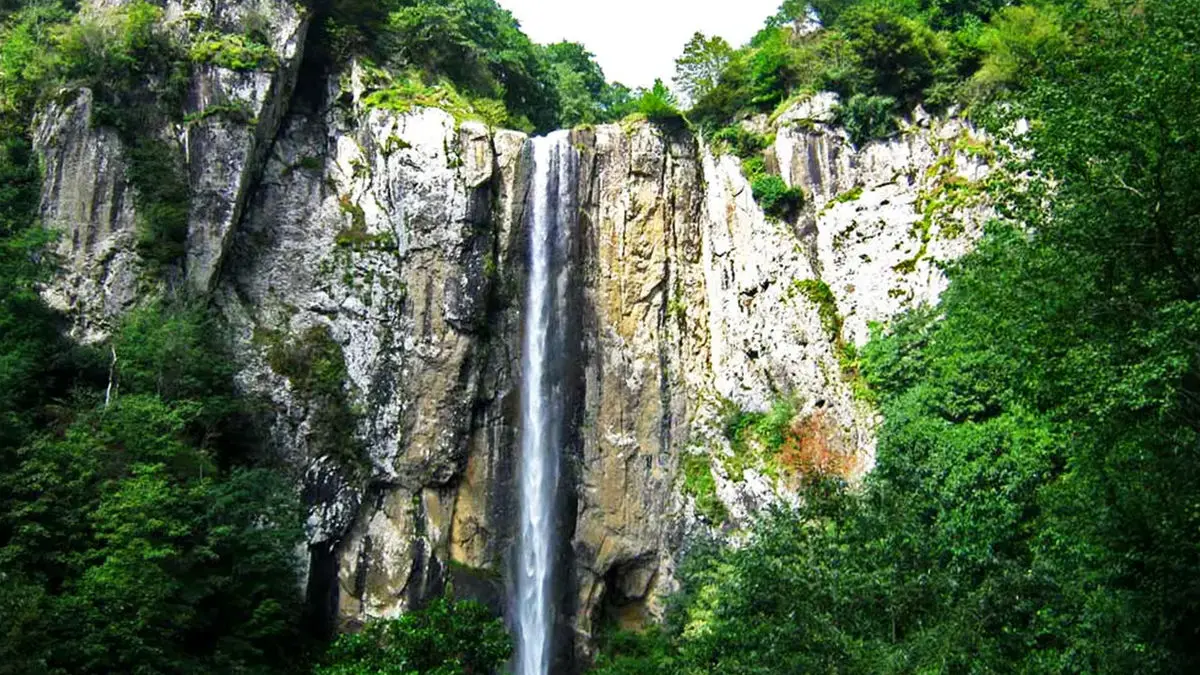 لاتون نگین یخ‌زده‌ی جنگل‌های گیلان