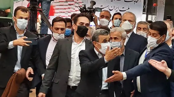 فیلم کتک کاری در لحظه ورود احمدی نژاد به وزارت کشور/ تذکر جدی احمدی نژاد