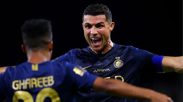 تجمع هواداران با پیراهن النصر مقابل هتل اسپیناس/ در انتظار ورود رونالدو! + فیلم