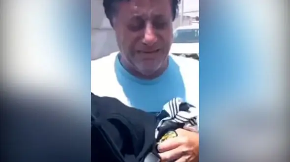 سوزناک ترین فیلم از انفجار بندر عباس ! / گریه های جگرسوز پدر افشین افرند هنگام تحویل گرفتن لباس های پسرش !