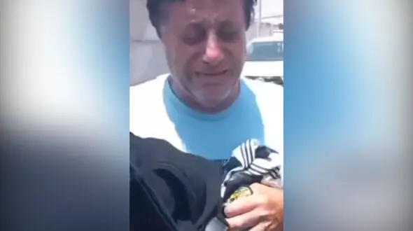 سوزناک ترین فیلم از انفجار بندر عباس ! / گریه های جگرسوز پدر افشین افرند هنگام تحویل گرفتن لباس های پسرش !