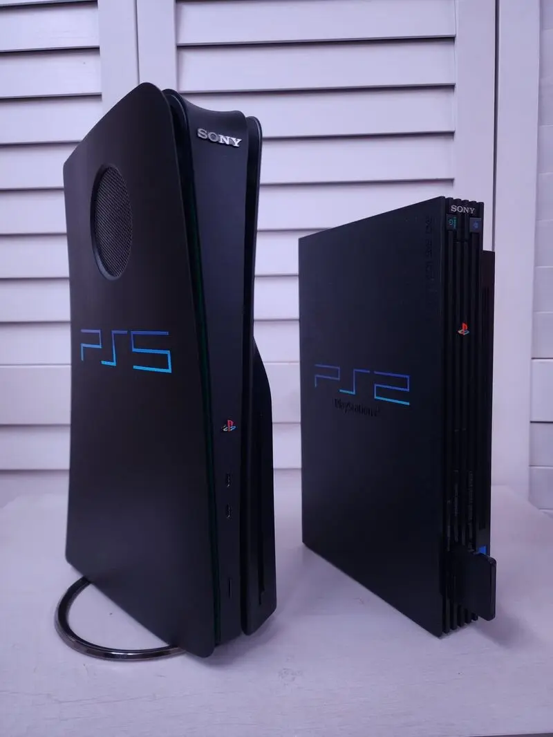 کنسول پلیاستیشن ۲ در کنار پلیاستیشن ۵ روی میز با ظاهر PS2