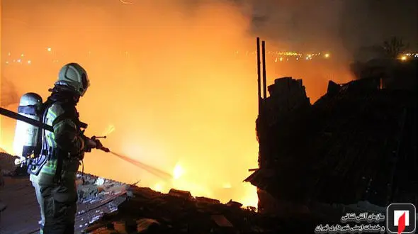 تلاش آتش نشانان برای مهار آتش سوزی کارگاه مبل سازی در شهرک ولی عصر(عج) + عکس