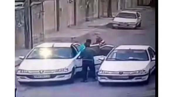 فیلم حمله خفت گیران چاقو به دست اهوازی به راننده پرشیا / ماشین دزدی در در روز روشن 