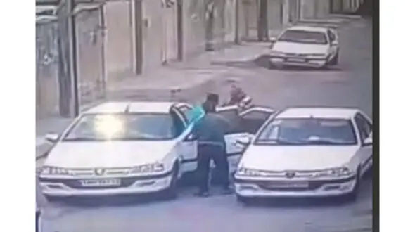 فیلم حمله خفت گیران چاقو به دست اهوازی به راننده پرشیا / ماشین دزدی در در روز روشن 