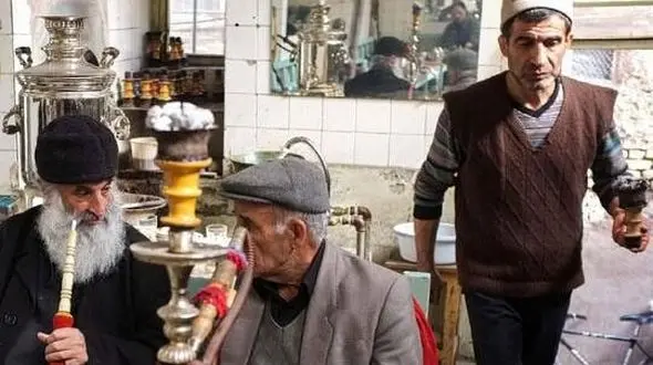 خلاقیت خنده دار صاحب قهوه خانه در قانع کردن مردم به کشیدن قلیان با نصب بنر حماسه آفرید +عکس/ لقب انیشتین زمانه برازنده توست