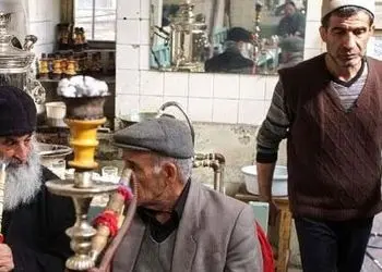 خلاقیت خنده دار صاحب قهوه خانه در قانع کردن مردم به کشیدن قلیان با نصب بنر حماسه آفرید +عکس/ لقب انیشتین زمانه برازنده توست