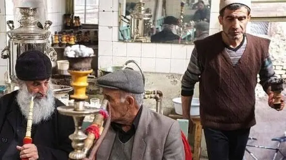 خلاقیت خنده دار صاحب قهوه خانه در قانع کردن مردم به کشیدن قلیان با نصب بنر حماسه آفرید +عکس/ لقب انیشتین زمانه برازنده توست