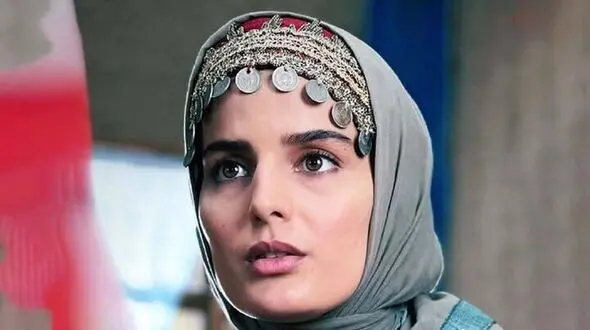 فیلم آواز باشکوه ؛ غزاله اکرمی بازیگر سوجان در آهنگ حامد آئین/  هرکجا عطرتو باشه اونجا مثل خونمه