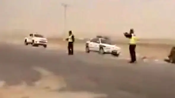 طوفان جاده شیراز را به هم ریخت! + فیلم صحنه تصادف