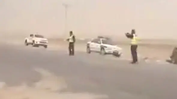 طوفان جاده شیراز را به هم ریخت! + فیلم صحنه تصادف
