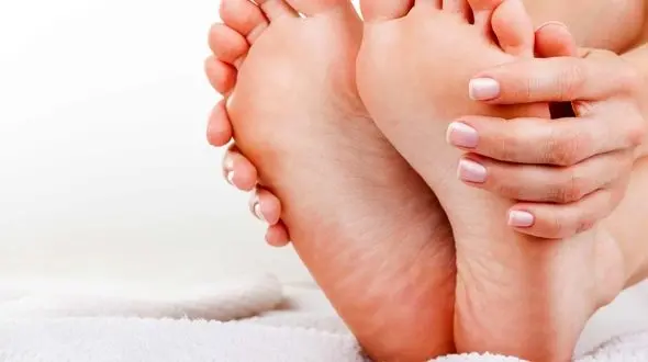 چند توصیه به افرادی که دچار ترک کف پا هستند